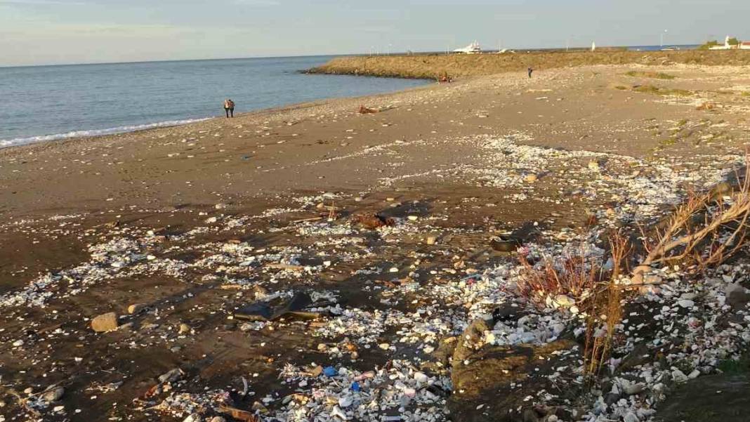 Karadeniz çöplüğe döndü! Dalgalar denize atılan çöpleri kıyıya taşıdı 1